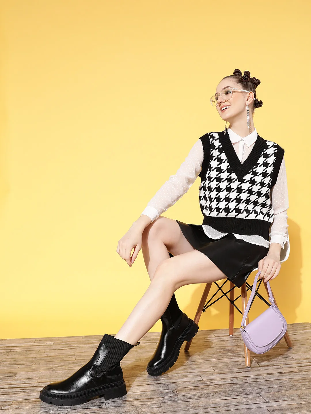 Women Black Houndstooth V-Neck Sleeveless Sweater